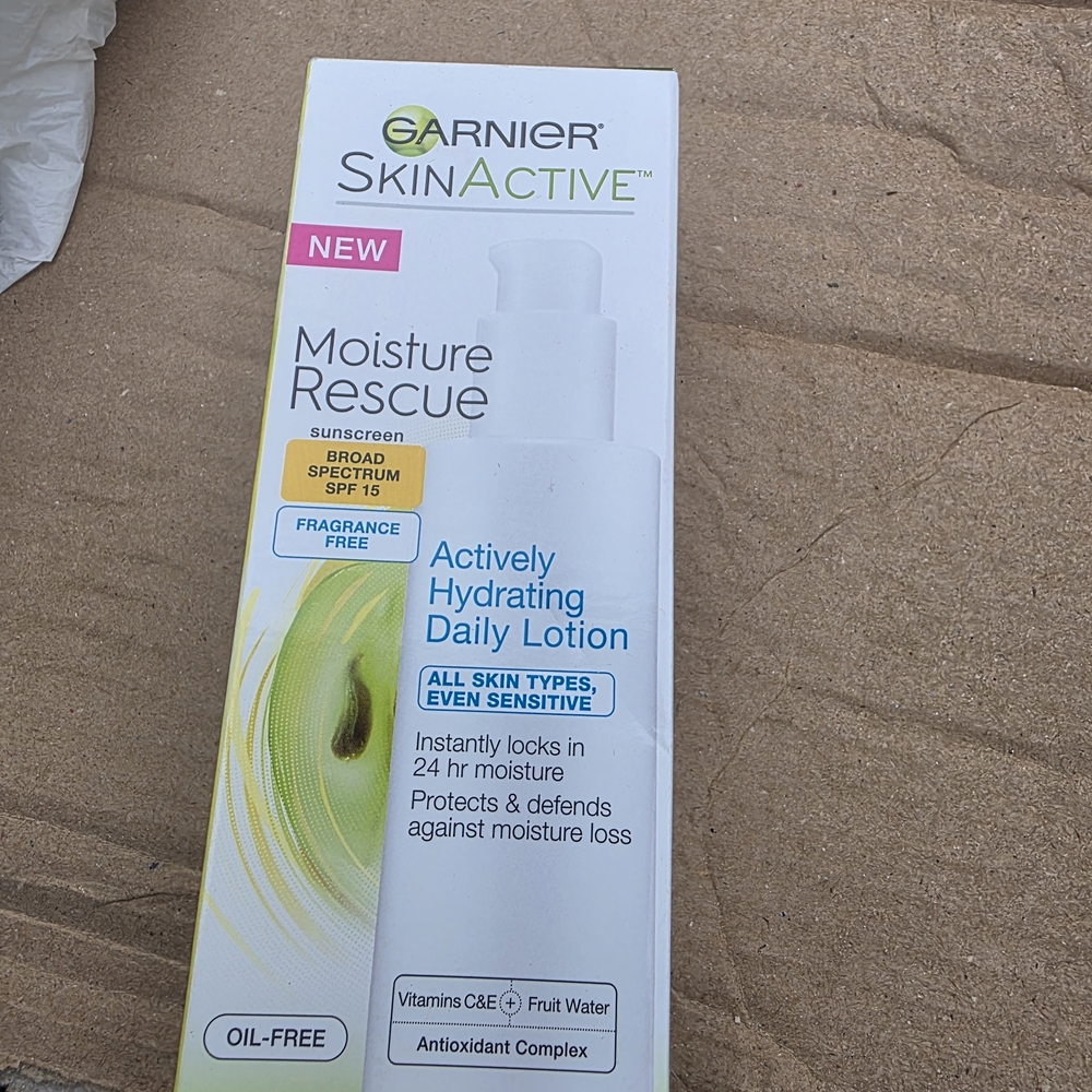 Garnier SkinActive Moisture Rescue Daily Lotion - White